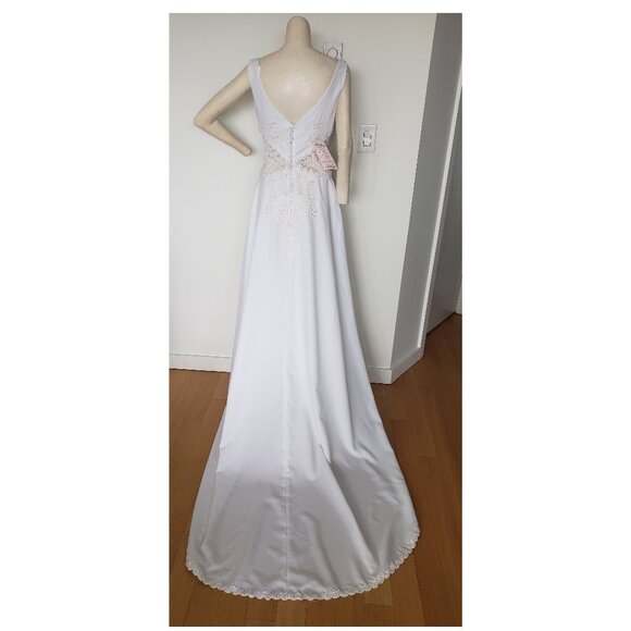 BNWT White Wedding Dress with detail and train Size 8 - Picture 16 of 16